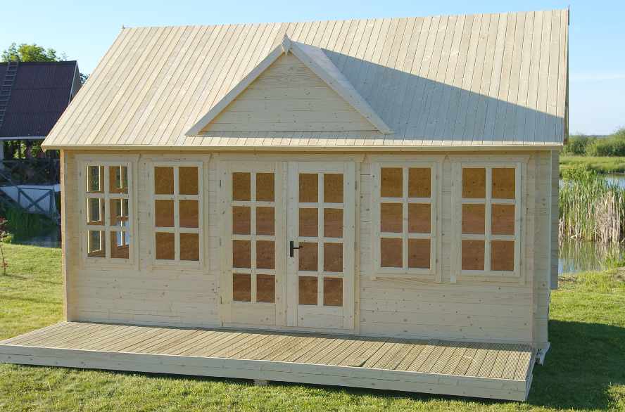 Clockhouse log cabin: Roofing in green, red or grey felt shingles